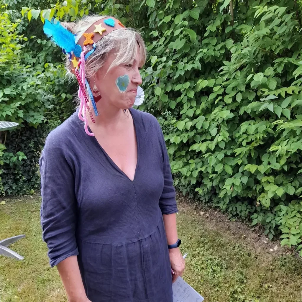 Frau verkleidet mit Kopfschmuck